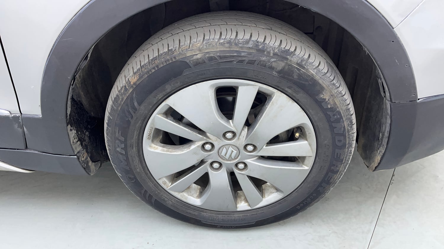 Used 2017 Maruti Suzuki S-Cross Alpha 1.6 Diesel Manual tyres RIGHT FRONT TYRE RIM VIEW