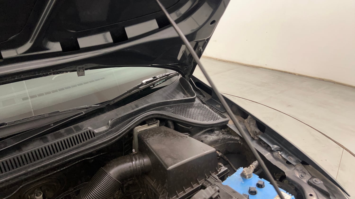 Used 2016 Volkswagen Polo Highline1.2L (P) Petrol Manual engine ENGINE LEFT SIDE HINGE & APRON VIEW