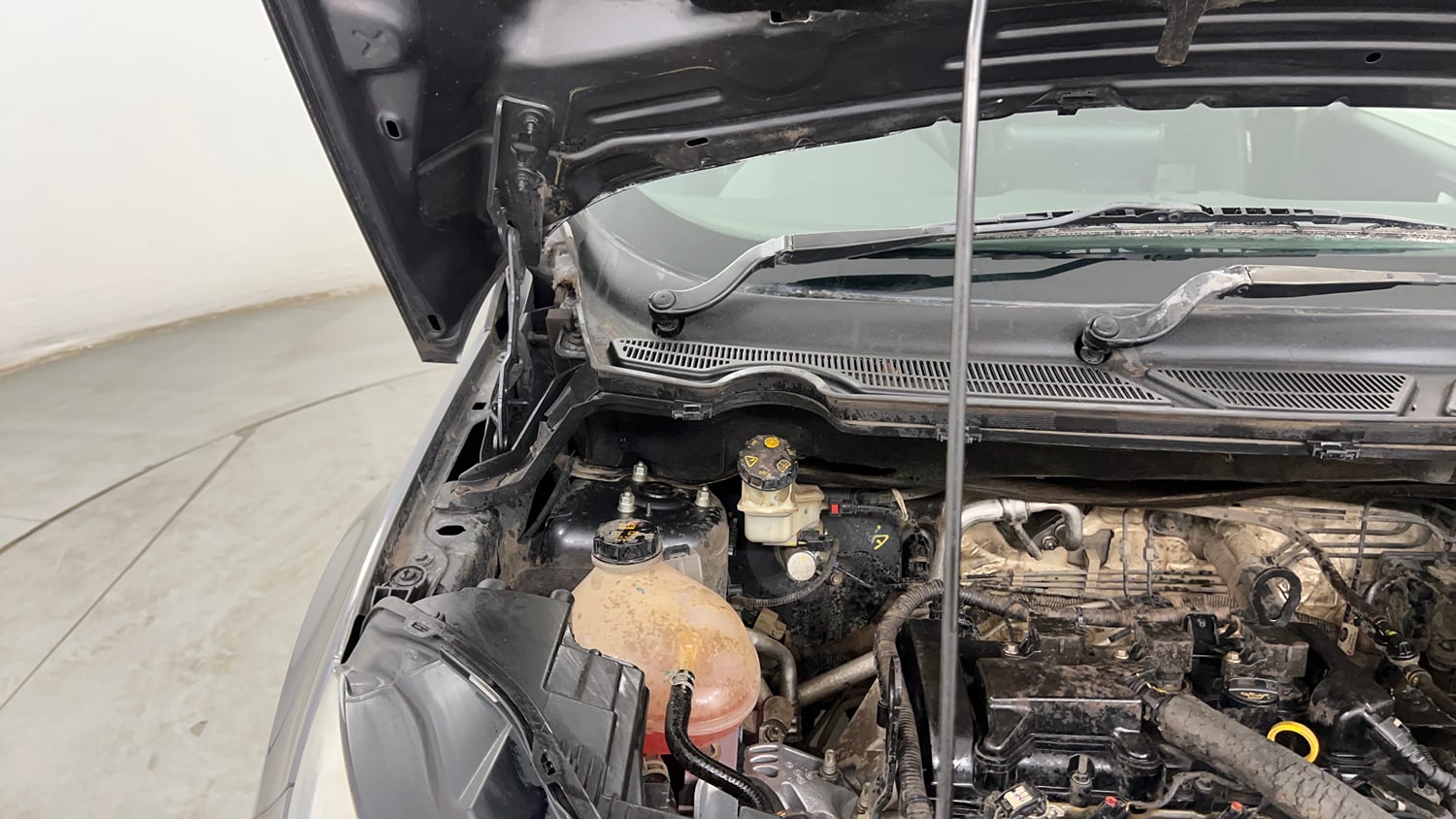 Used 2019 Ford EcoSport Titanium 1.5L Ti-VCT Petrol Manual engine ENGINE RIGHT SIDE HINGE & APRON VIEW