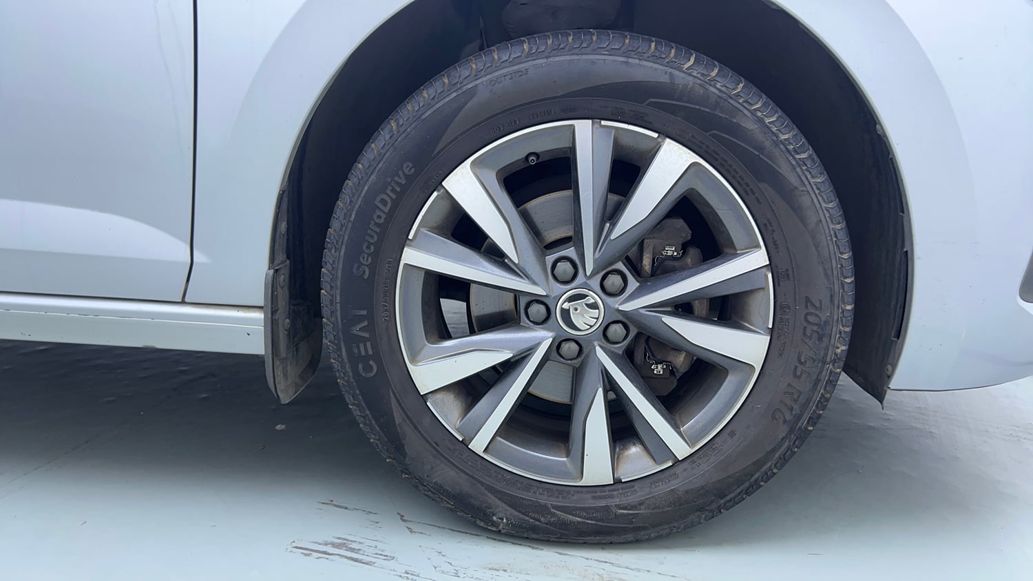 Used 2022 Skoda Slavia Style 1.0L TSI AT Petrol Automatic tyres RIGHT FRONT TYRE RIM VIEW