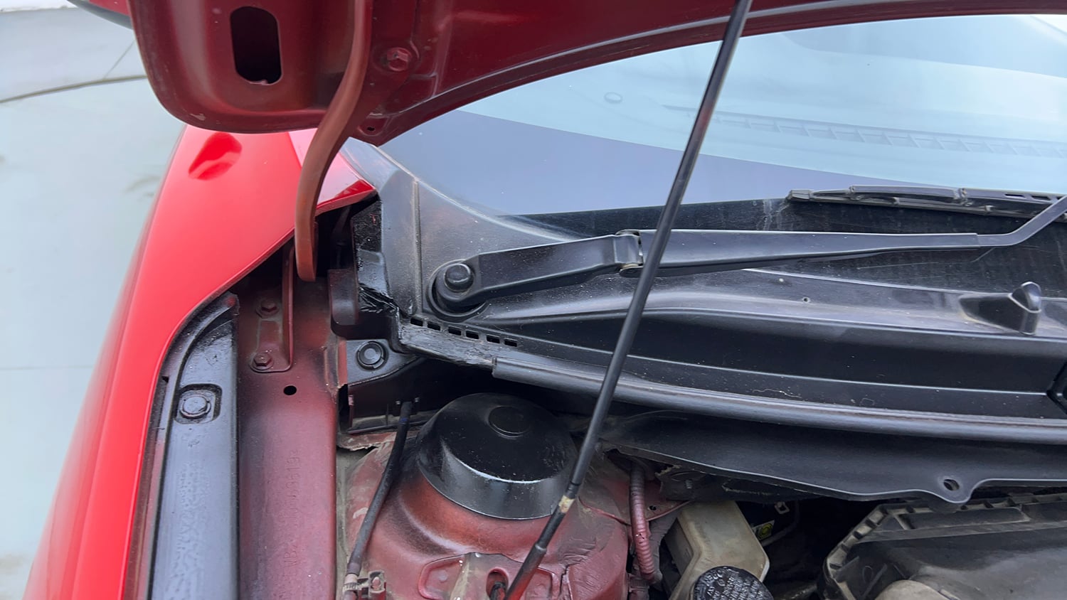 Used 2018 Maruti Suzuki Baleno Delta 1.2 AT Petrol Automatic engine ENGINE RIGHT SIDE HINGE & APRON VIEW
