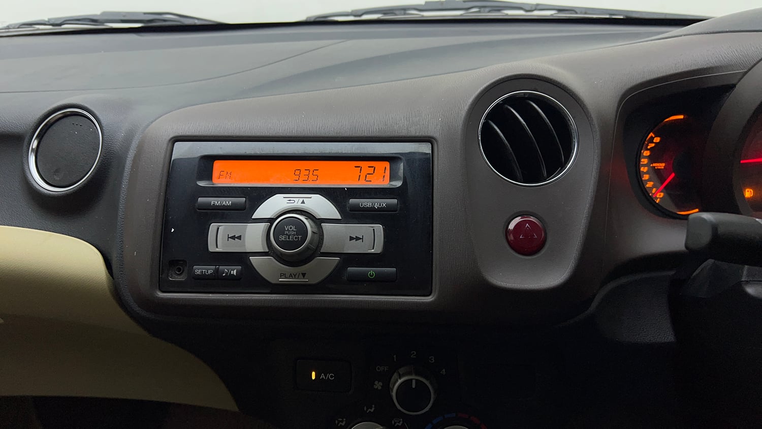 Used 2013 Honda Amaze 1.2 S i-VTEC Petrol Manual top_features Integrated (in-dash) music system