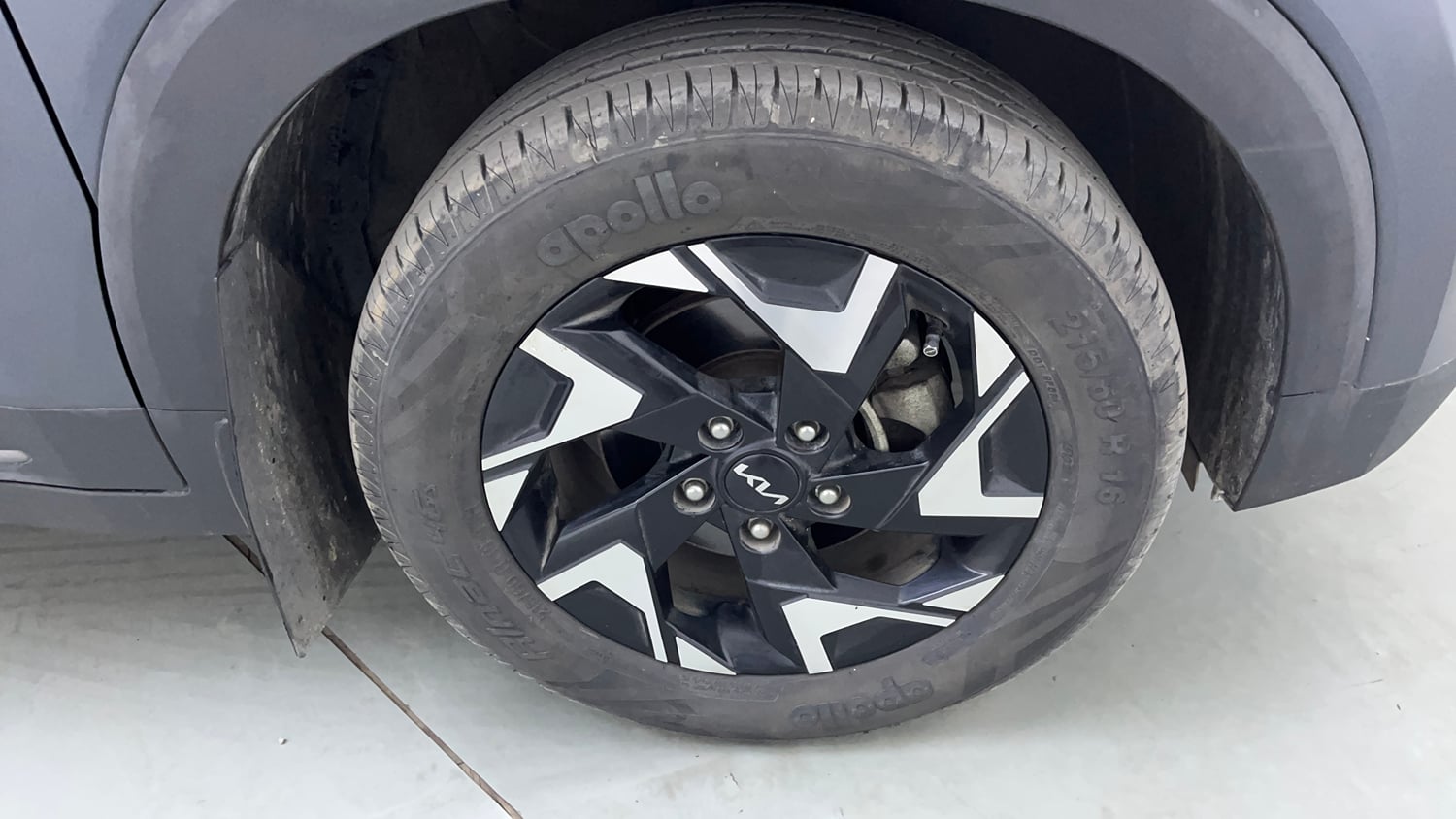 Used 2022 Kia Sonet X Line 1.0 DCT Petrol Automatic tyres RIGHT FRONT TYRE RIM VIEW