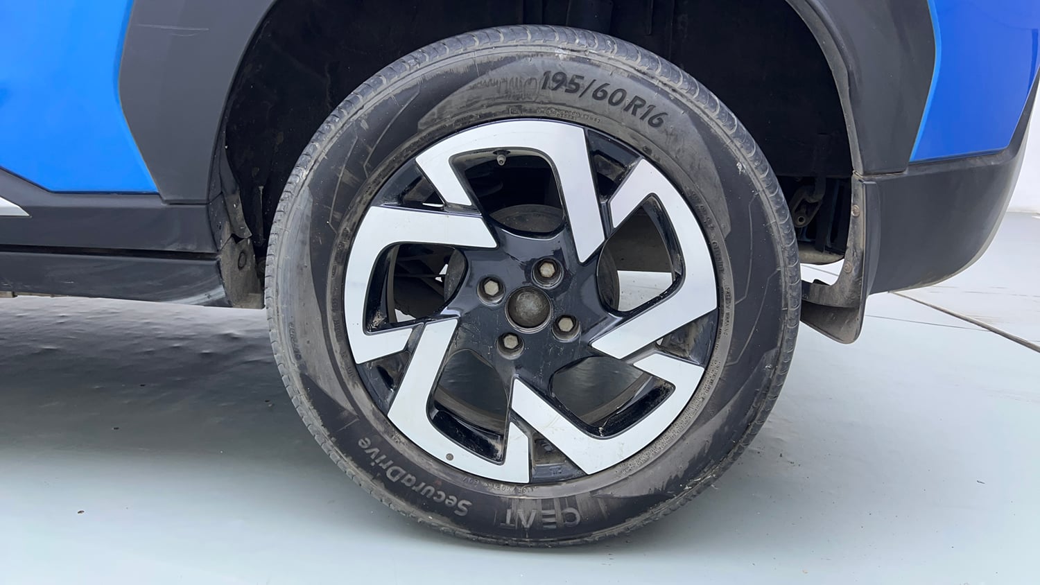 Used 2022 Nissan Magnite XV Petrol Manual tyres LEFT REAR TYRE RIM VIEW