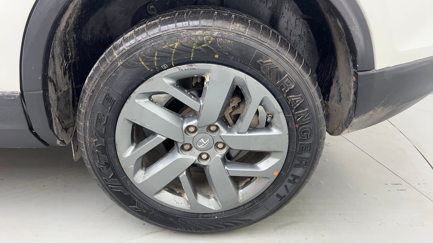Used 2022 Tata Safari XTA Plus Diesel Automatic tyres LEFT REAR TYRE RIM VIEW