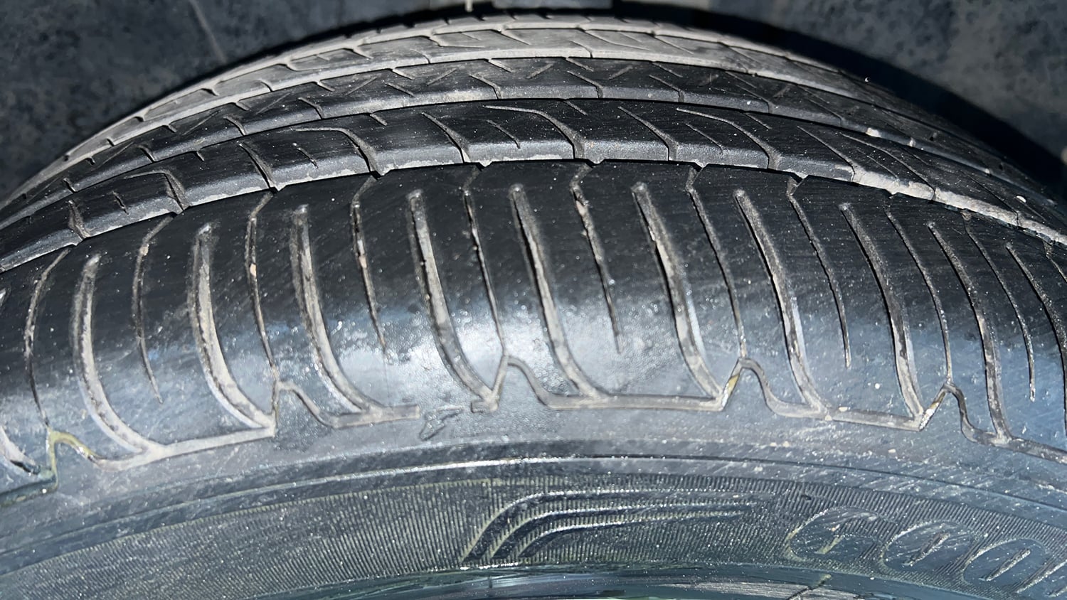 Used 2022 Jeep Compass Model S (O) Diesel 4x4 AT Diesel Automatic tyres RIGHT FRONT TYRE TREAD VIEW