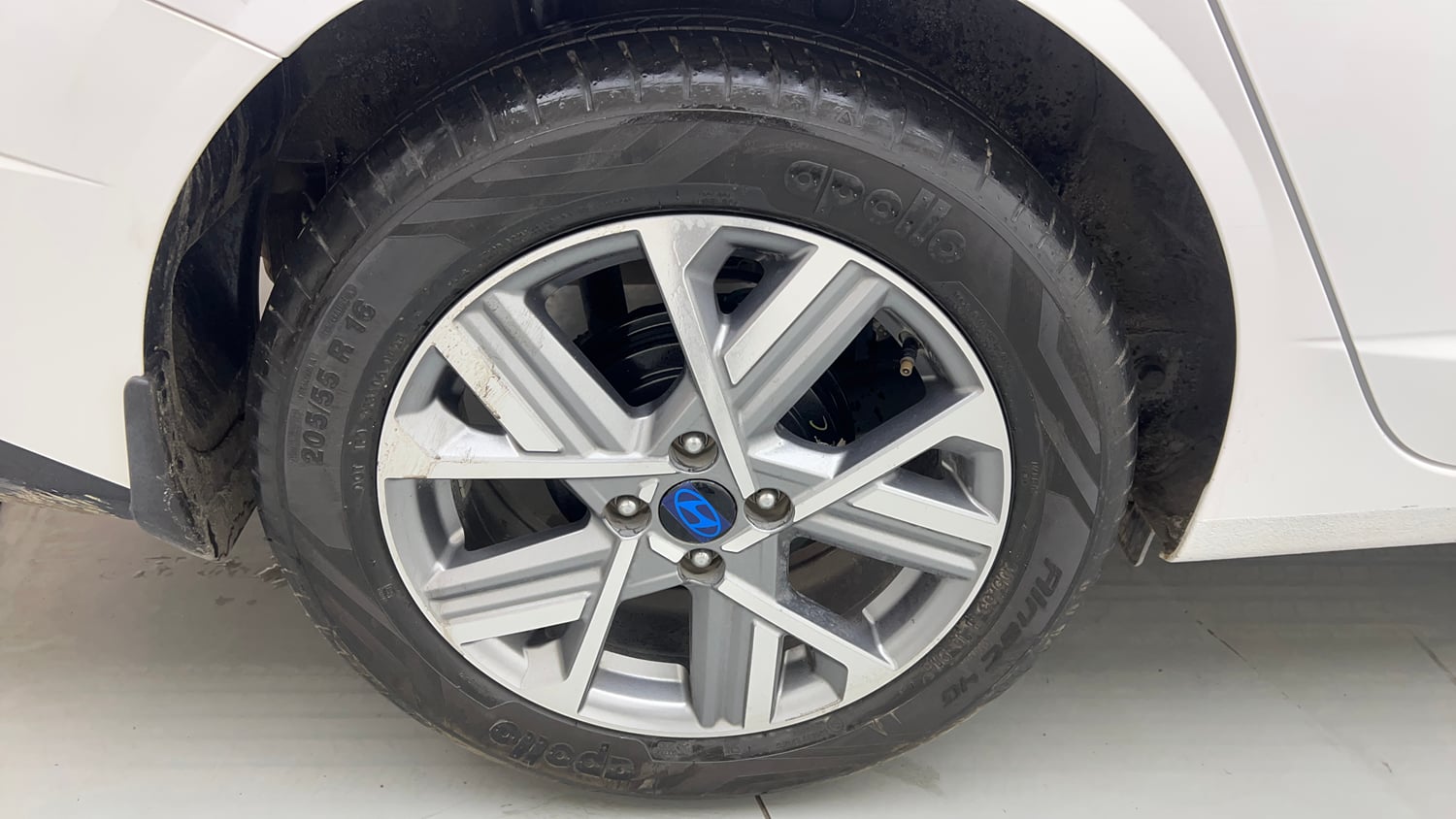 Used 2024 Hyundai Verna SX 1.5 Petrol MT Petrol Manual tyres RIGHT REAR TYRE RIM VIEW
