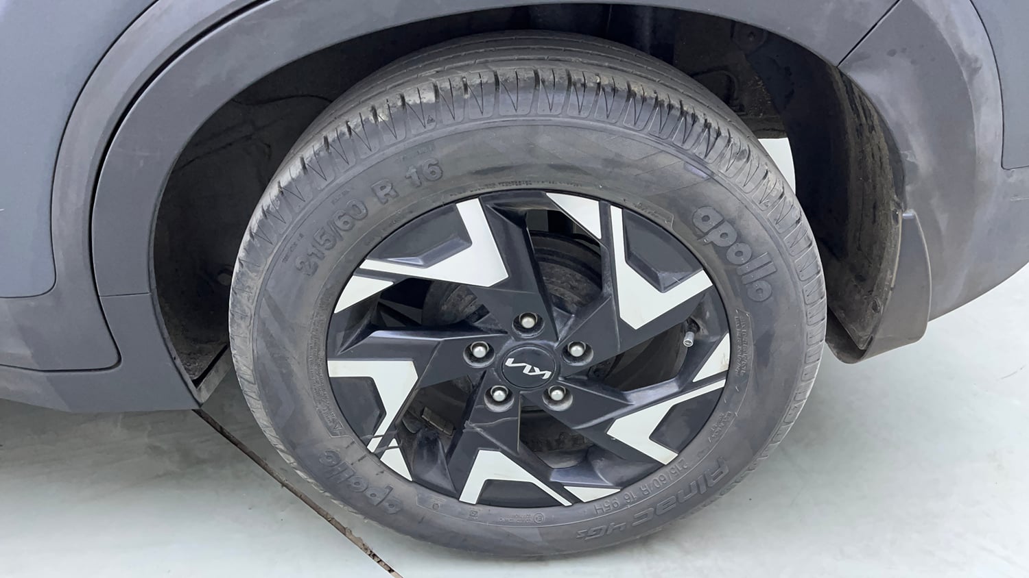 Used 2022 Kia Sonet X Line 1.0 DCT Petrol Automatic tyres LEFT REAR TYRE RIM VIEW