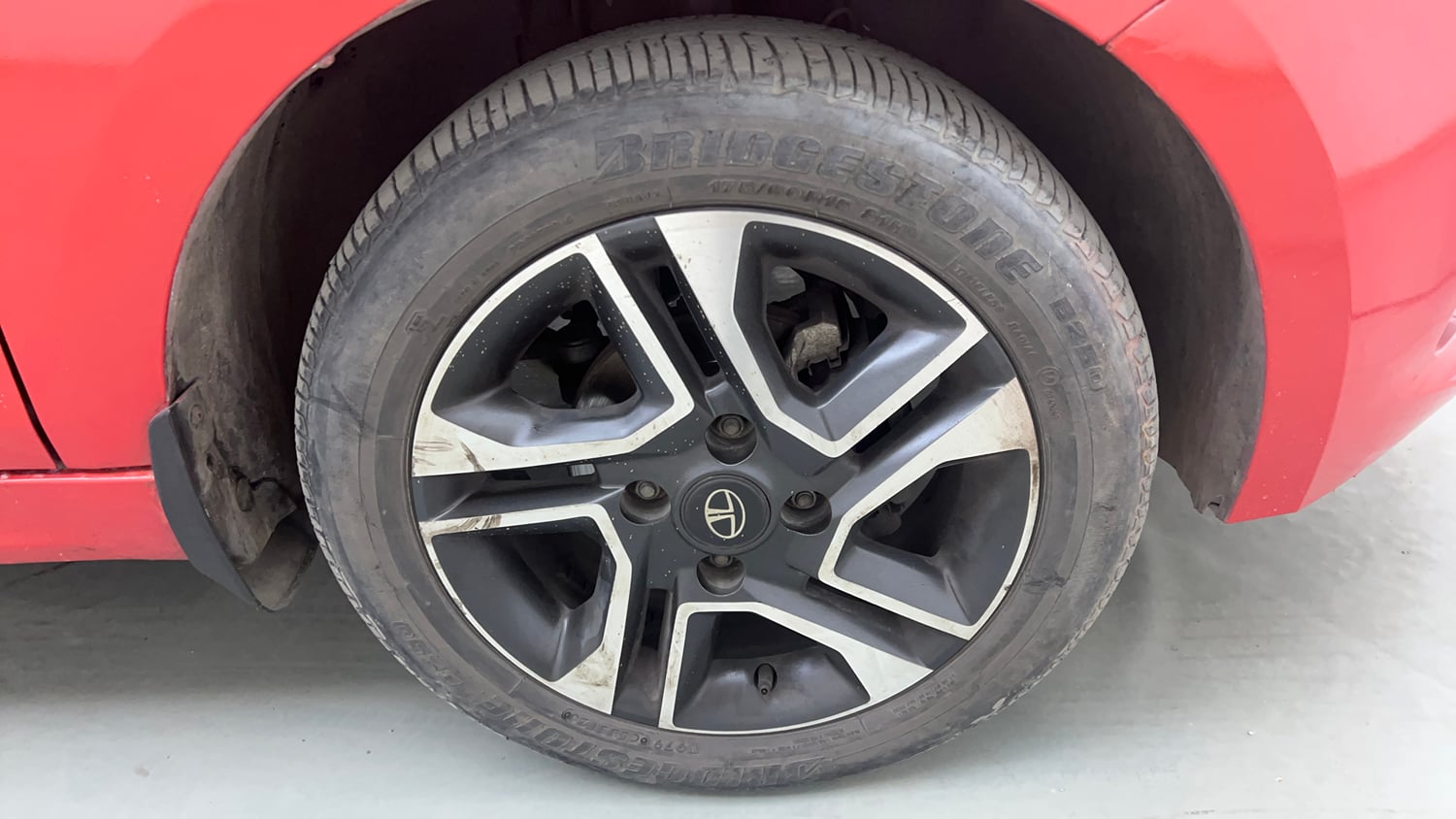 Used 2021 Tata Tiago XZ Plus Petrol Manual tyres RIGHT FRONT TYRE RIM VIEW