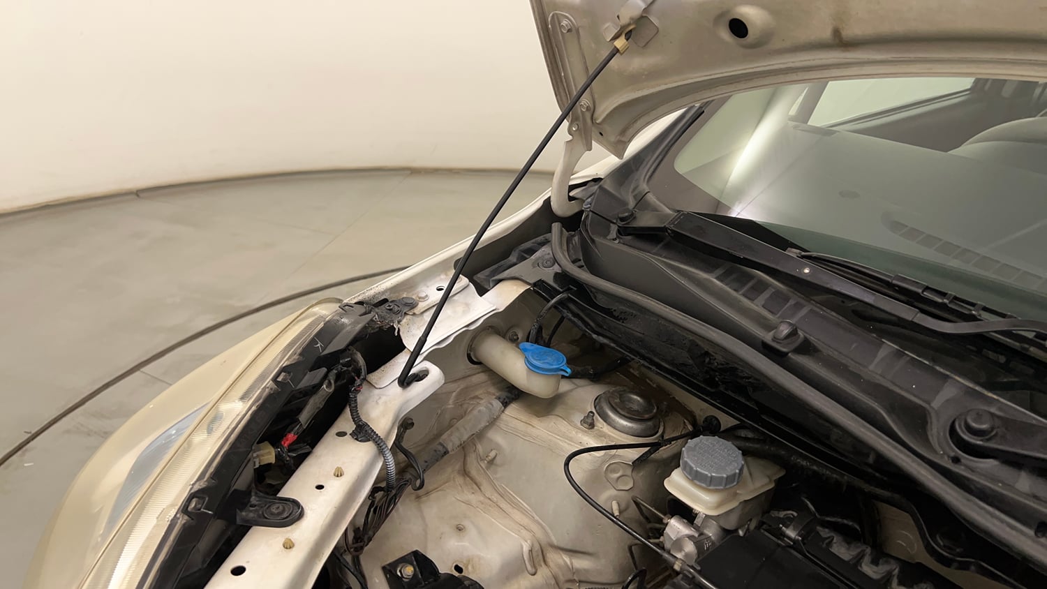 Used 2012 Maruti Suzuki Wagon R LXi Petrol Manual engine ENGINE RIGHT SIDE HINGE & APRON VIEW