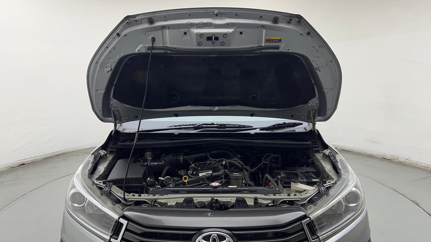 Used 2022 Toyota Innova Crysta VX 2.7 7 STR Petrol Manual engine ENGINE & BONNET OPEN FRONT VIEW