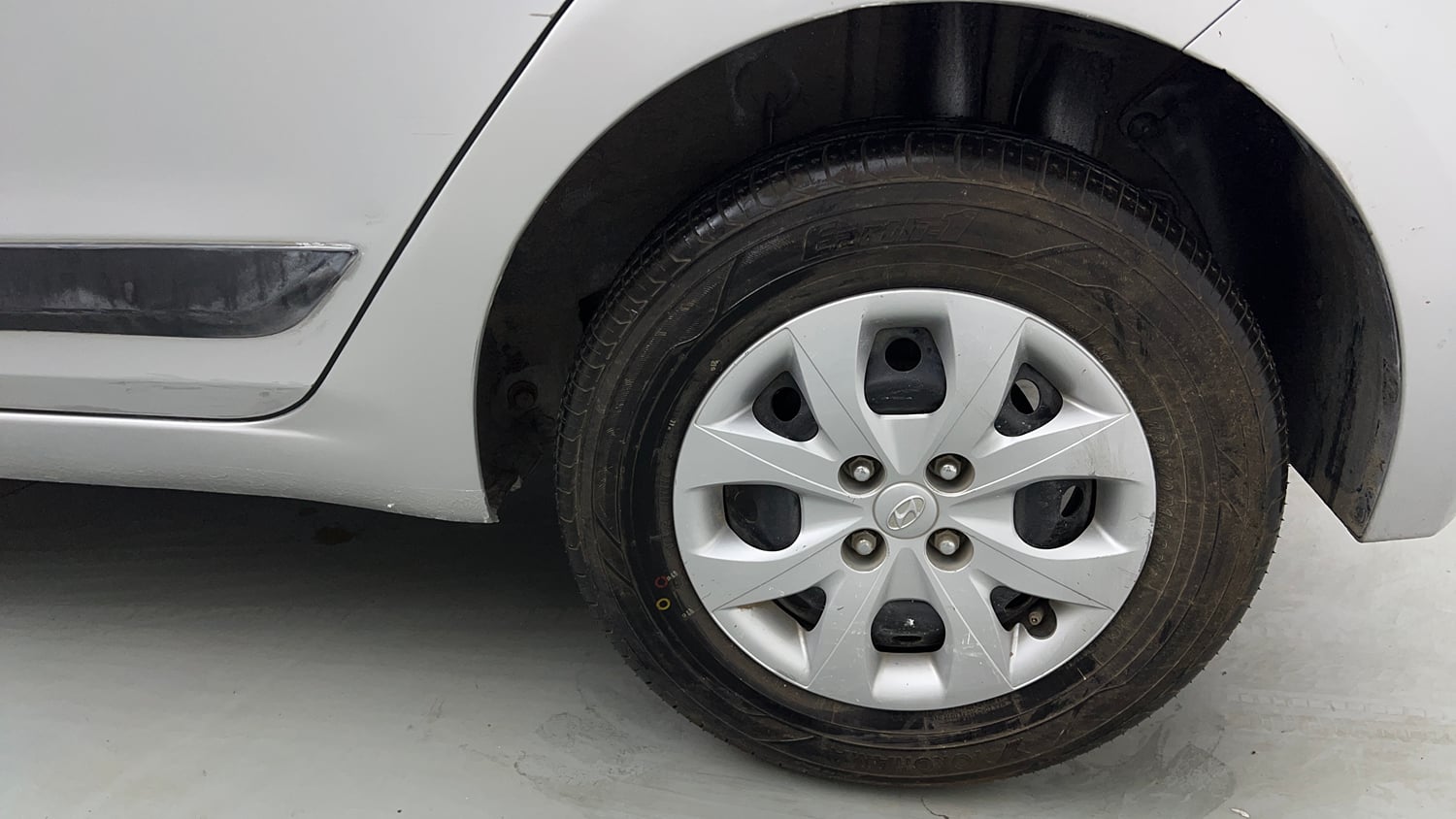 Used 2016 Hyundai Elite i20 Sportz 1.2 Petrol Manual tyres LEFT REAR TYRE RIM VIEW