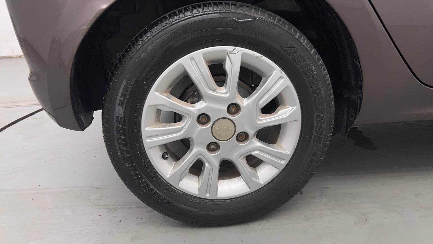 Used 2018 Tata Tiago Revotron XZ Petrol Manual tyres RIGHT REAR TYRE RIM VIEW