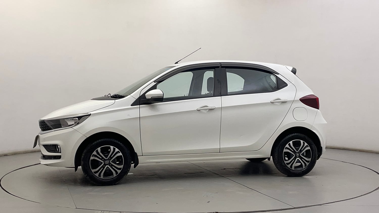 Used 2020 Tata Tiago Revotron XZ Petrol Manual exterior LEFT SIDE VIEW