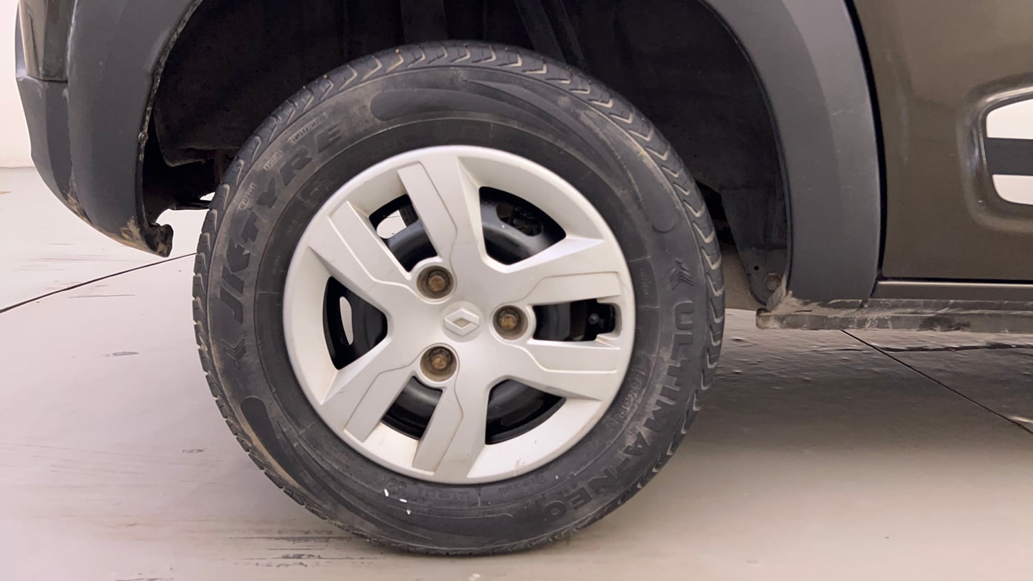 Used 2016 Renault Kwid 1.0 RXT AMT Petrol Automatic tyres RIGHT REAR TYRE RIM VIEW