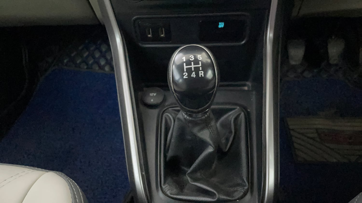 Used 2019 Ford EcoSport Titanium + 1.5L TDCi Diesel Manual interior GEAR  KNOB VIEW