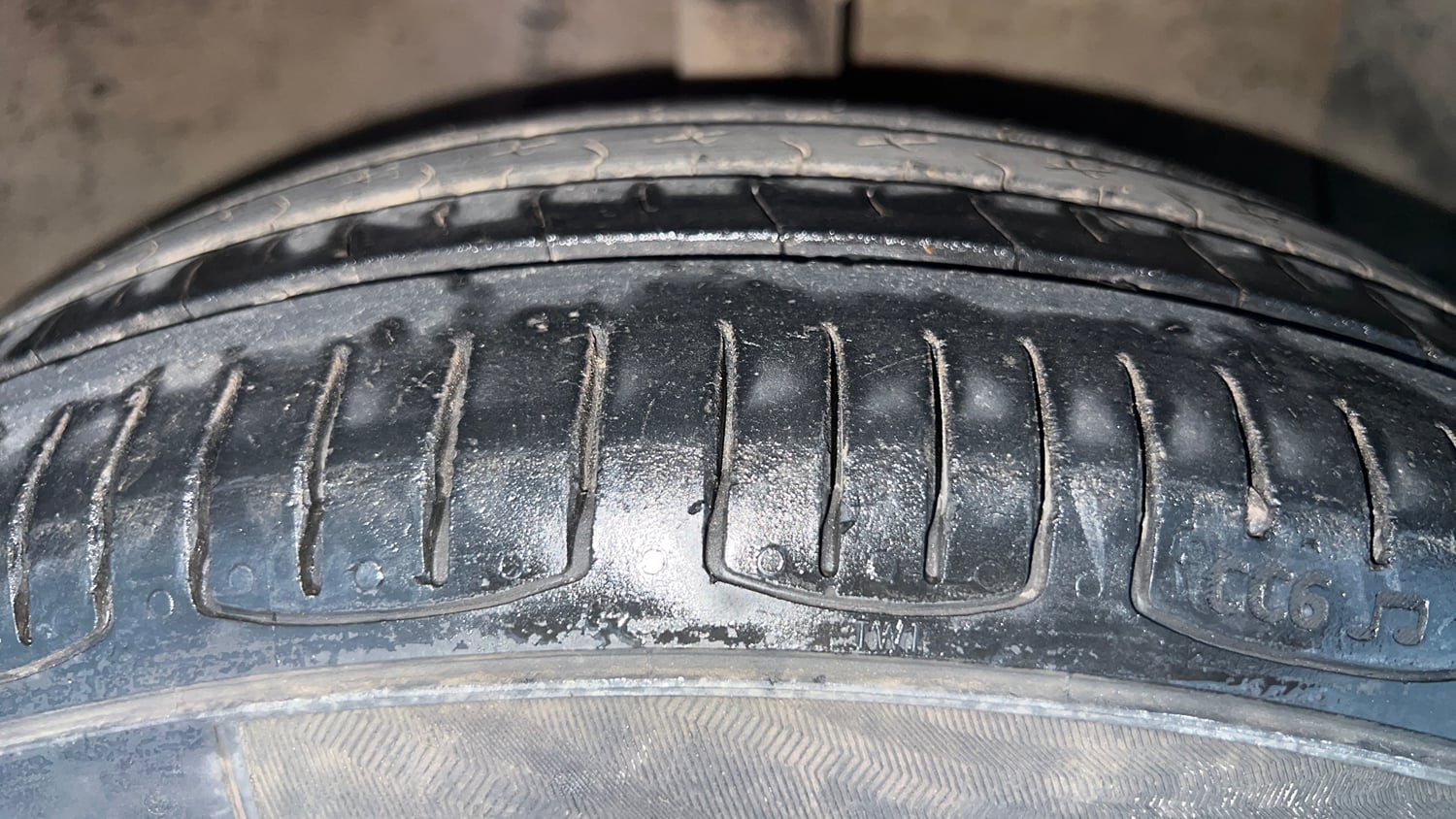 Used 2016 Hyundai Grand i10 Asta AT 1.2 Kappa VTVT (O) Petrol Automatic tyres RIGHT FRONT TYRE TREAD VIEW