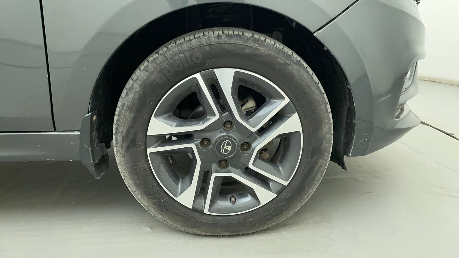 Used 2022 Tata Tiago XZA Plus Petrol Automatic tyres RIGHT FRONT TYRE RIM VIEW