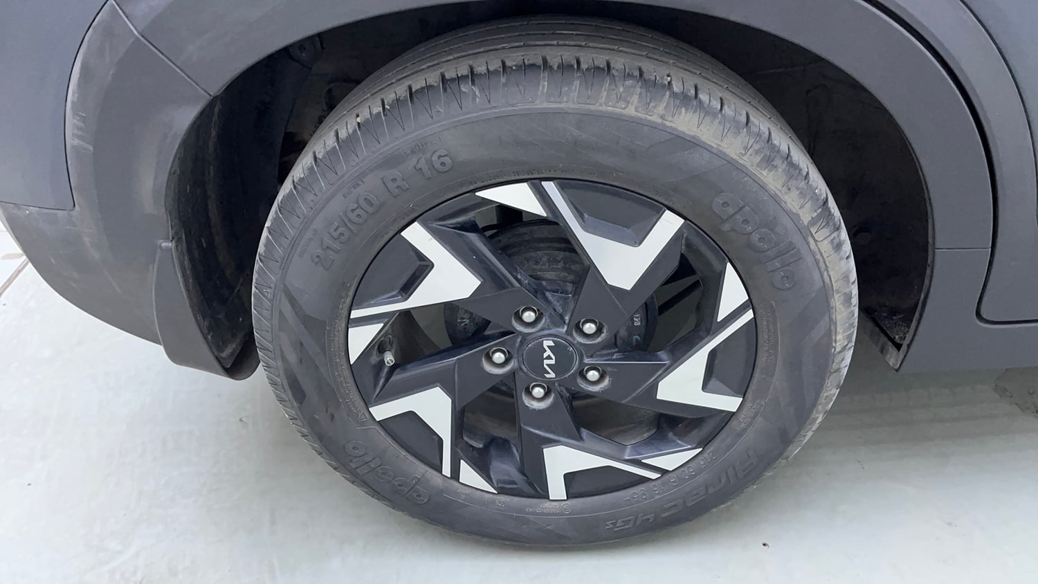 Used 2022 Kia Sonet X Line 1.0 DCT Petrol Automatic tyres RIGHT REAR TYRE RIM VIEW