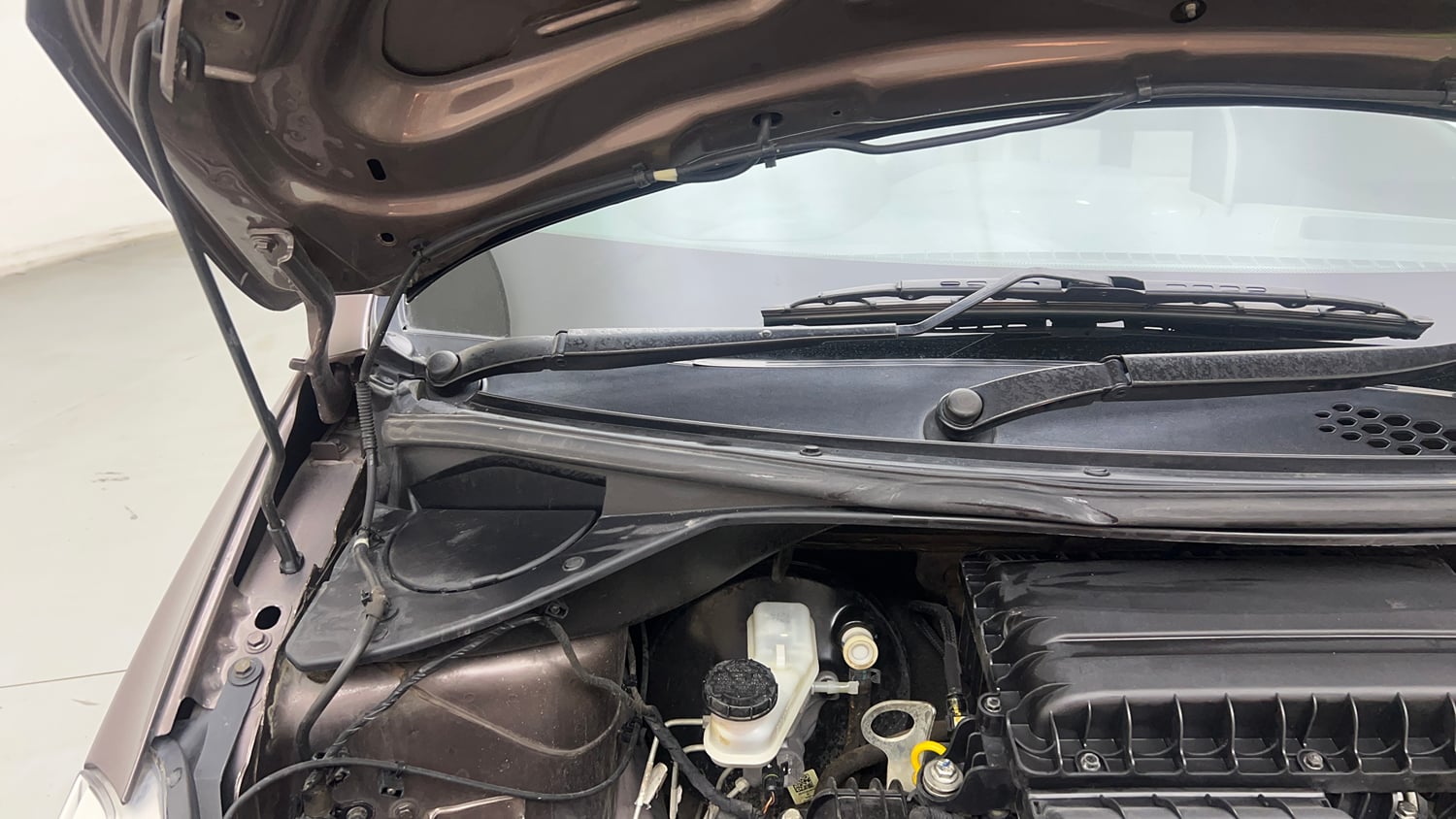 Used 2018 Tata Tiago Revotron XT Petrol Manual engine ENGINE RIGHT SIDE HINGE & APRON VIEW