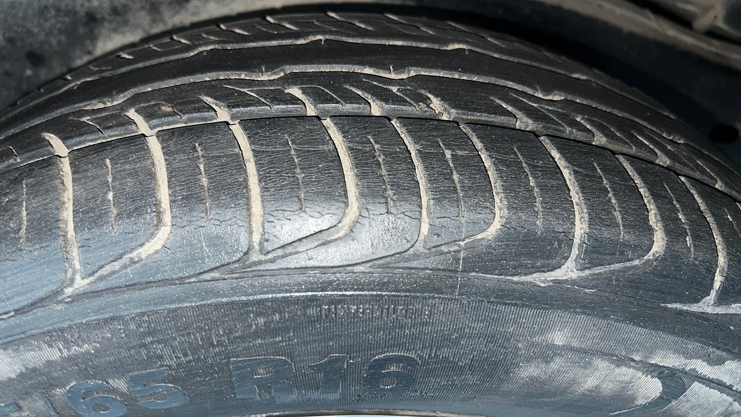 Used 2022 Toyota Innova Crysta VX 2.7 7 STR Petrol Manual tyres LEFT REAR TYRE TREAD VIEW