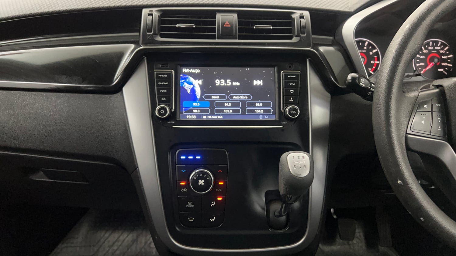 Used 2018 Mahindra KUV100 NXT K8 D 6 STR Diesel Manual interior MUSIC SYSTEM & AC CONTROL VIEW