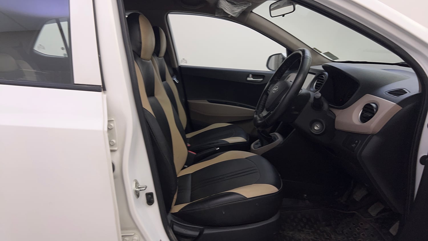 Used 2020 Hyundai Grand i10 Sportz 1.2 Kappa VTVT Petrol Manual interior RIGHT SIDE FRONT DOOR CABIN VIEW