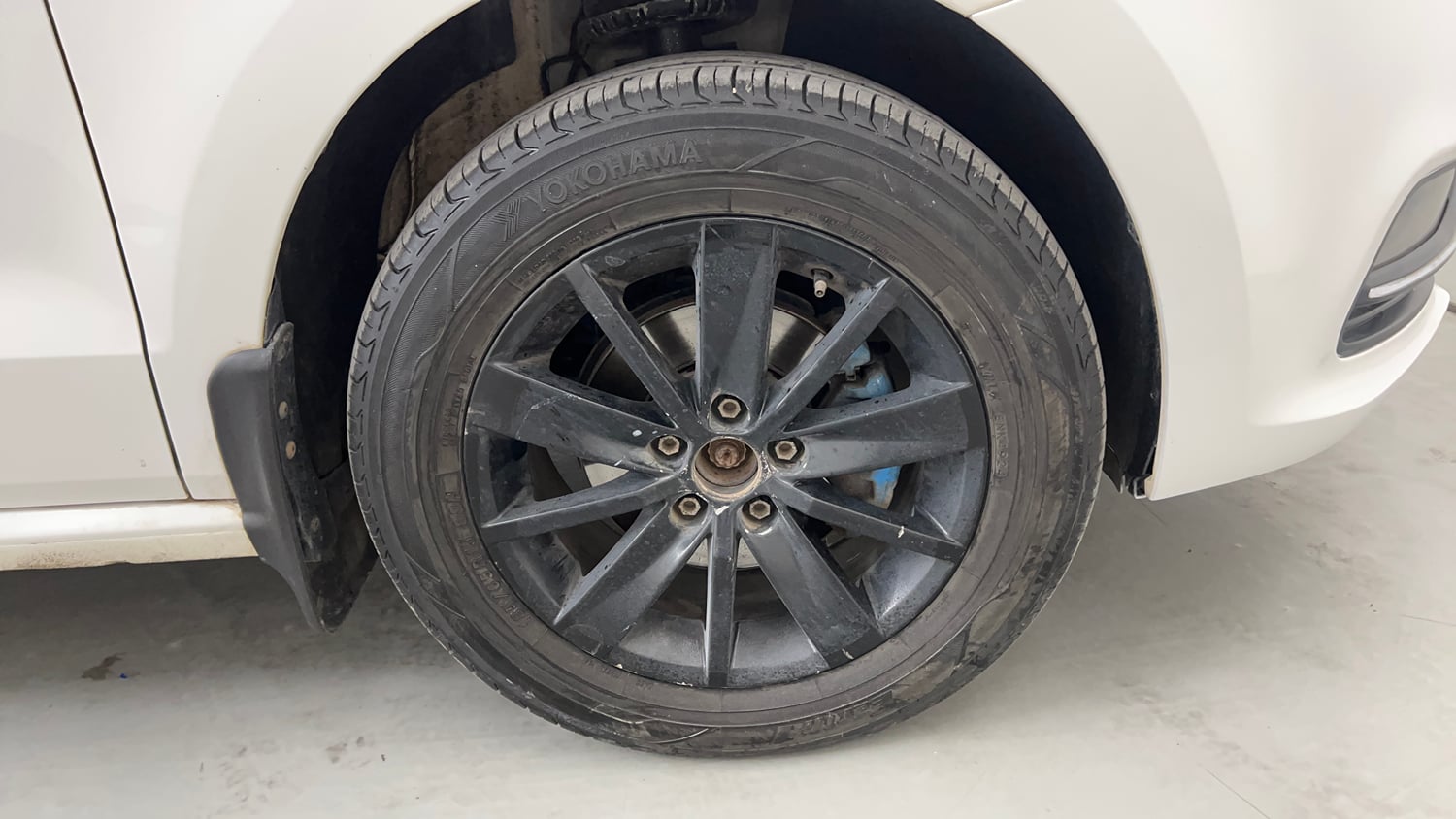 Used 2016 Volkswagen Polo Highline1.2L (P) Petrol Manual tyres RIGHT FRONT TYRE RIM VIEW