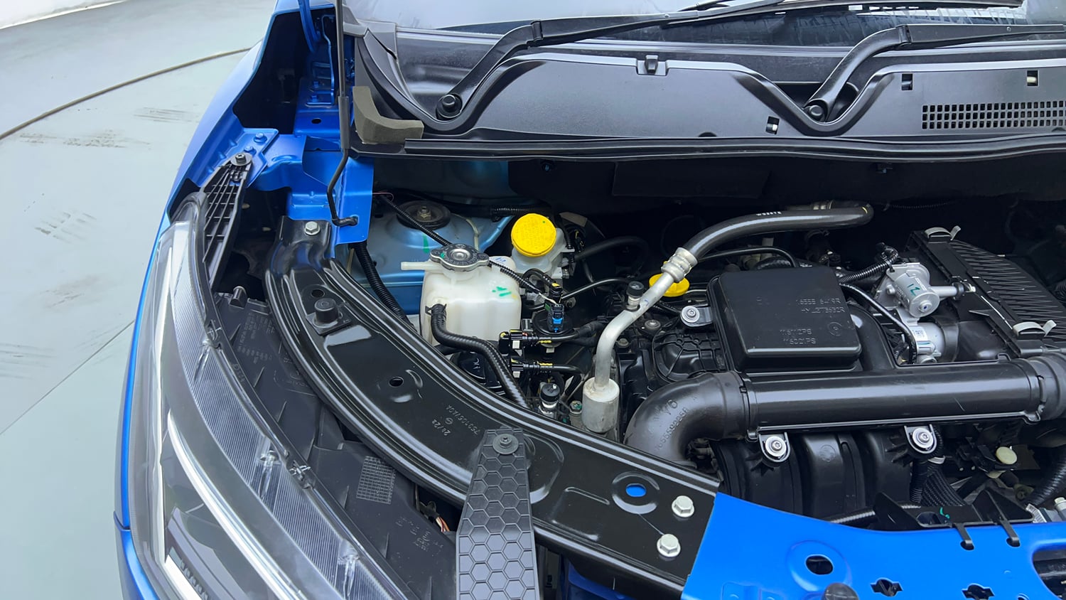 Used 2022 Nissan Magnite XV Petrol Manual engine ENGINE RIGHT SIDE VIEW