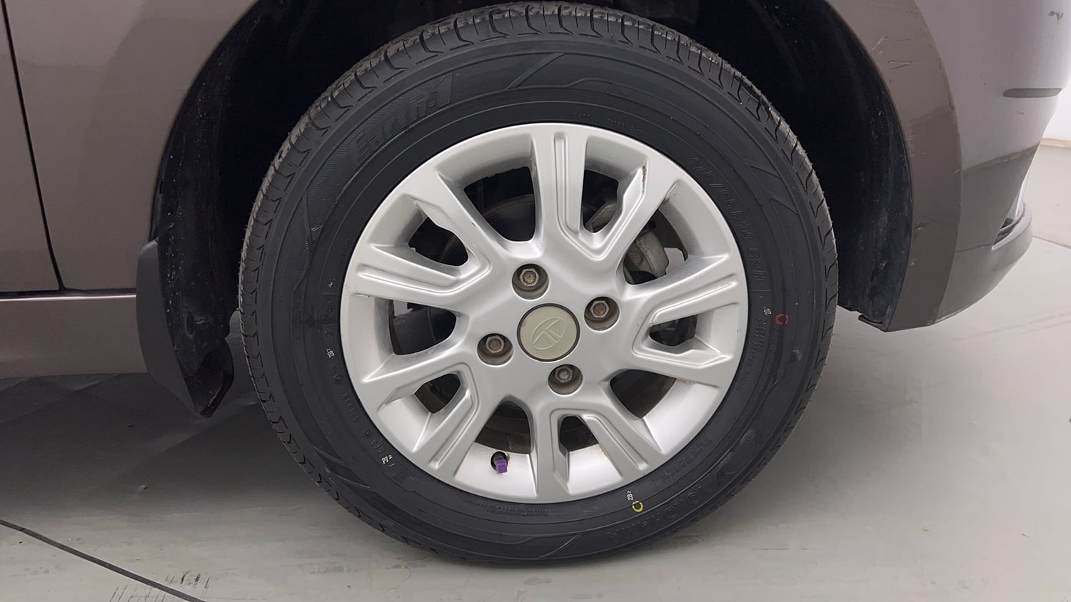 Used 2018 Tata Tiago Revotron XZ Petrol Manual tyres RIGHT FRONT TYRE RIM VIEW