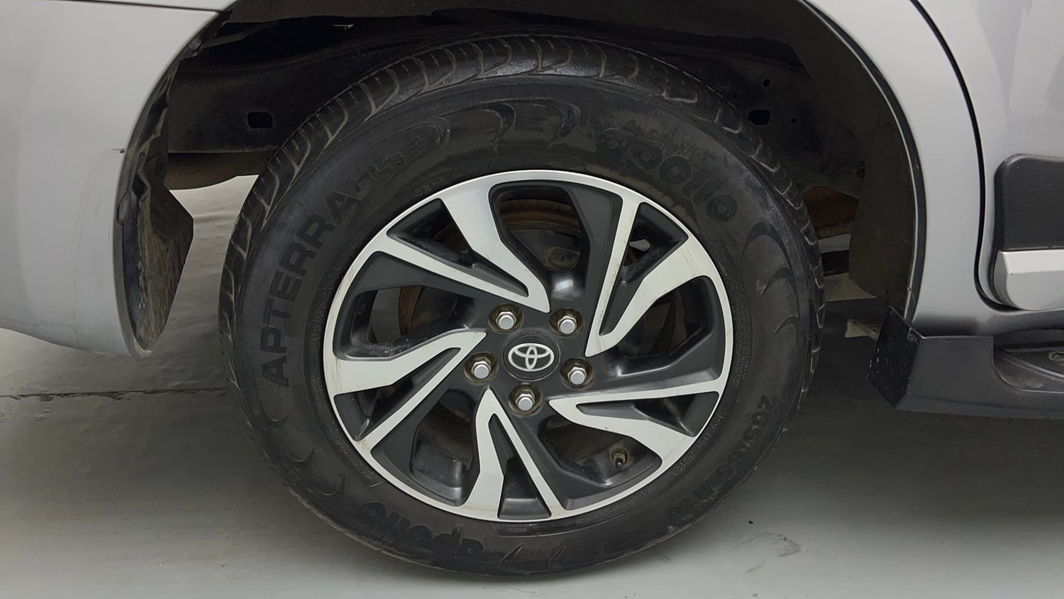 Used 2022 Toyota Innova Crysta VX 2.7 7 STR Petrol Manual tyres RIGHT REAR TYRE RIM VIEW