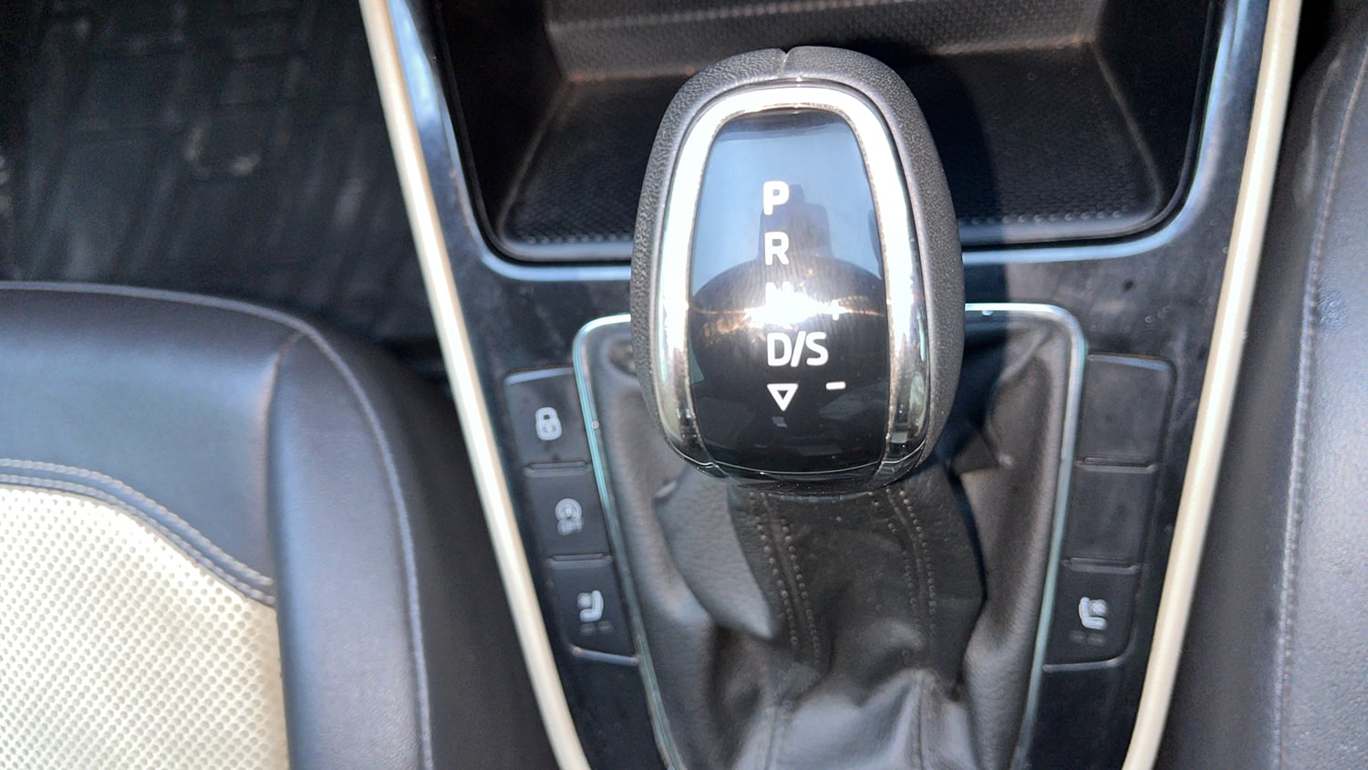 Used 2022 Skoda Slavia Style 1.0L TSI AT Petrol Automatic interior GEAR  KNOB VIEW