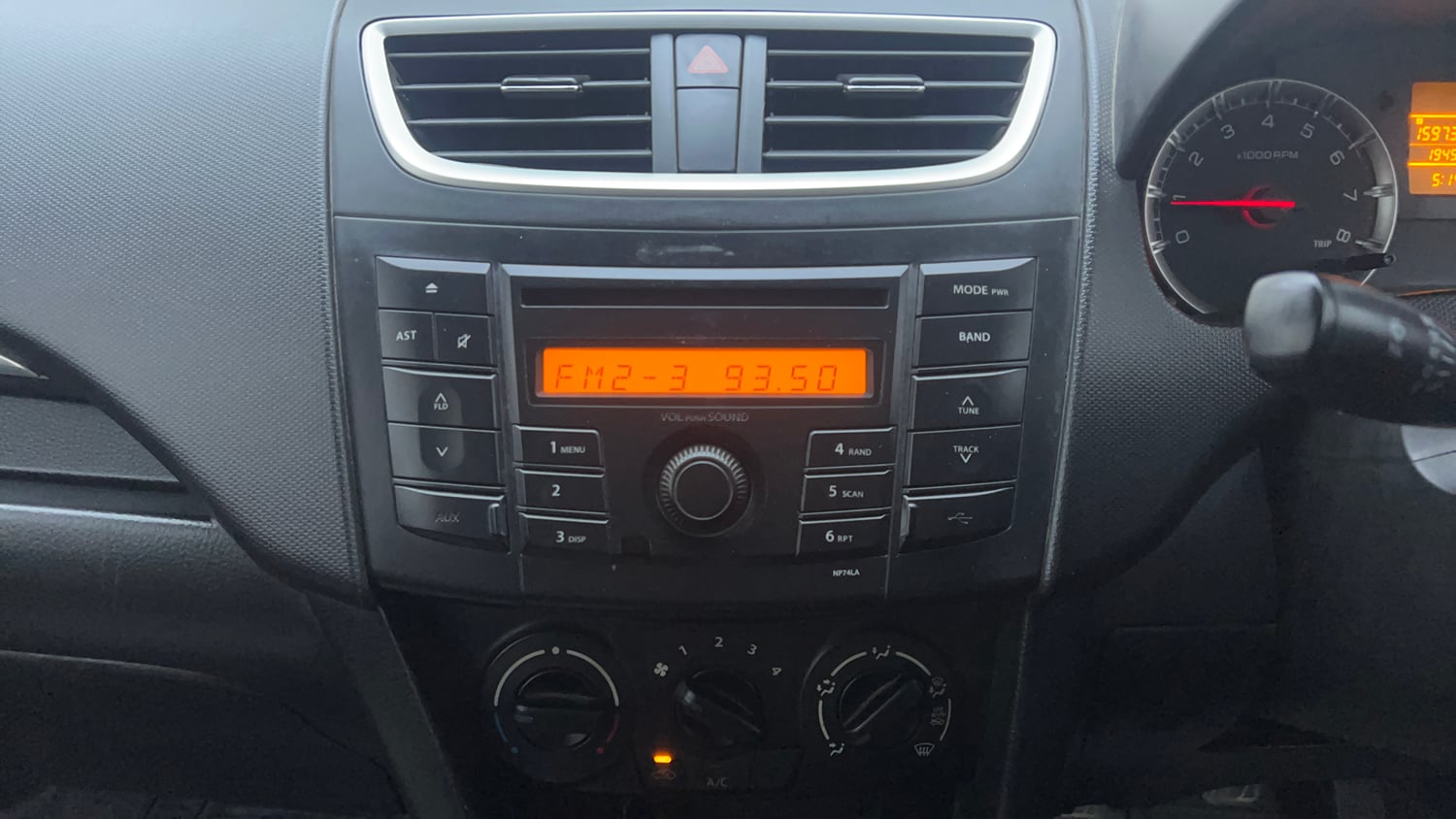 Used 2014 Maruti Suzuki Swift VXi Petrol Manual interior MUSIC SYSTEM & AC CONTROL VIEW