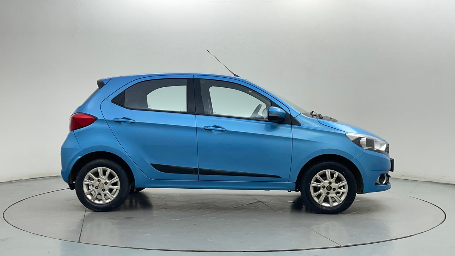 Used 2017 Tata Tiago Revotron XZ Petrol Manual exterior RIGHT SIDE VIEW