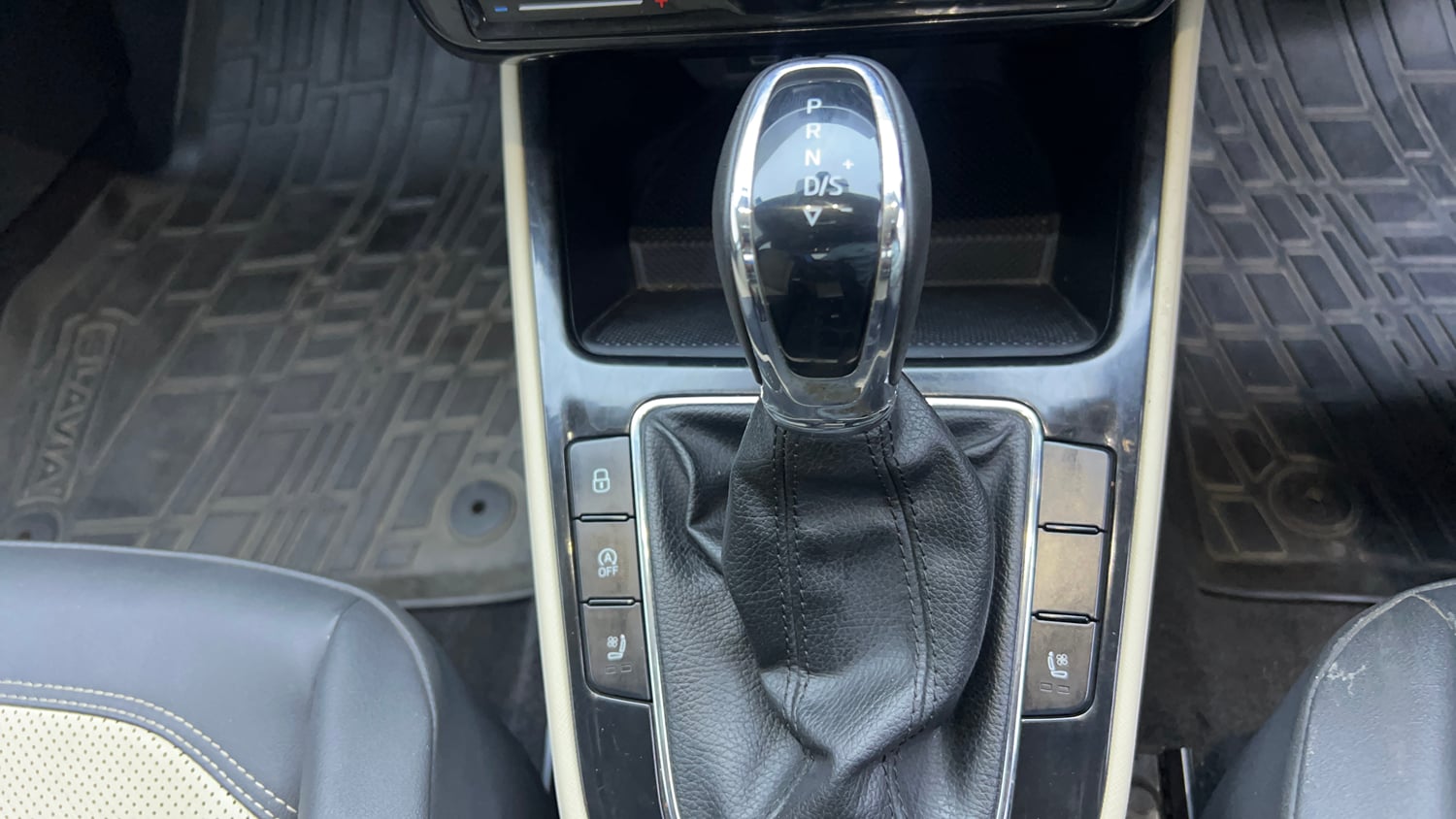 Used 2022 Skoda Slavia Style 1.0L TSI AT Petrol Automatic interior GEAR  KNOB VIEW