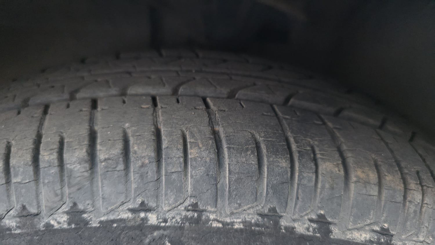 Used 2013 Hyundai i10 Sportz 1.2 Kappa2 Petrol Manual tyres LEFT FRONT TYRE TREAD VIEW
