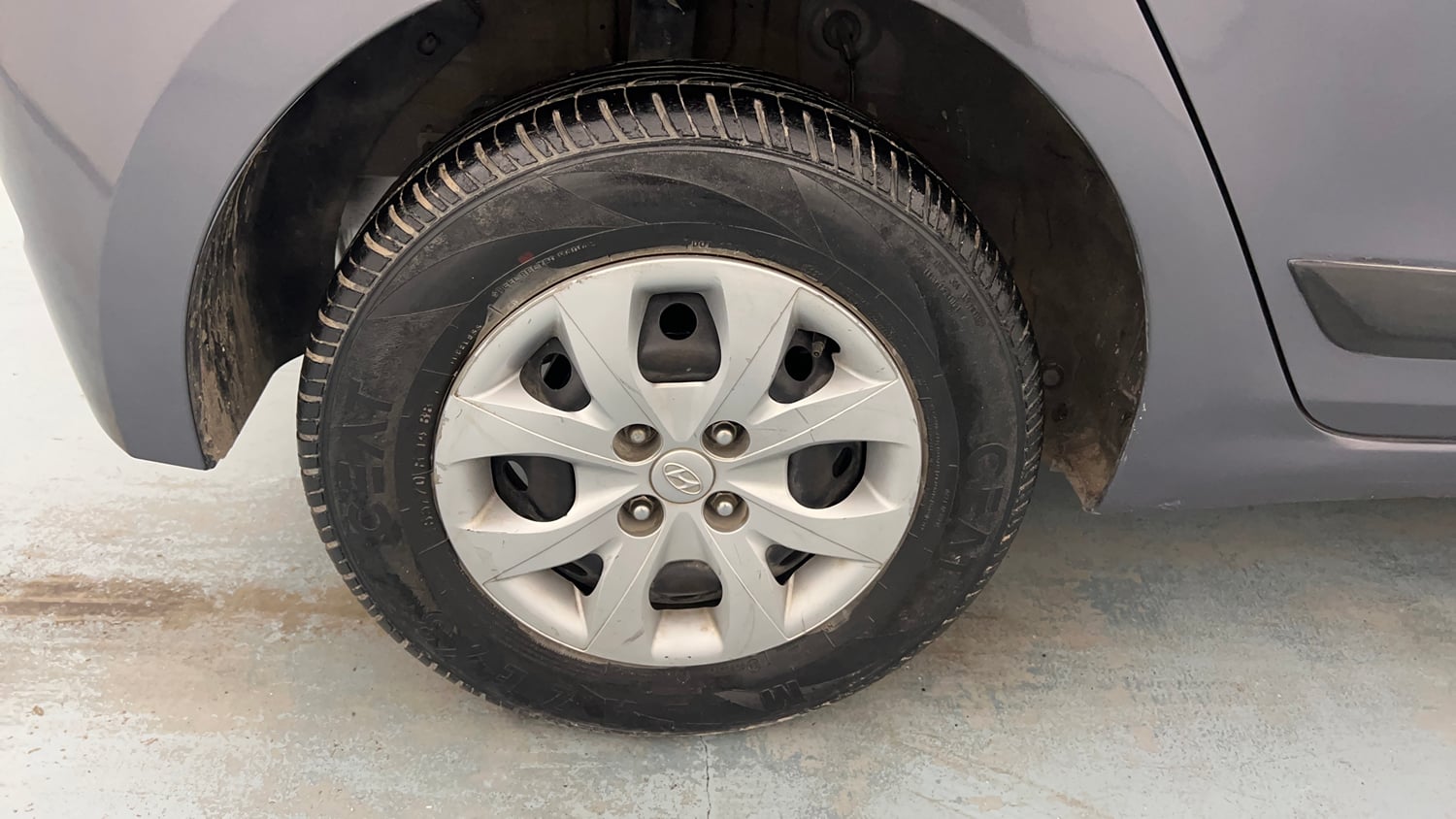 Used 2017 Hyundai Elite i20 Sportz 1.2 Petrol Manual tyres RIGHT REAR TYRE RIM VIEW