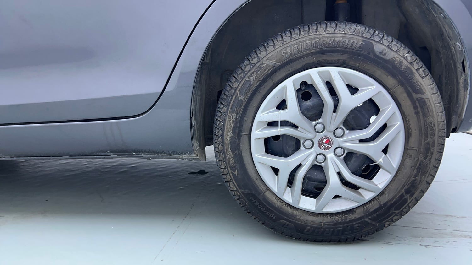 Used 2015 Maruti Suzuki Swift VXi Petrol Manual tyres LEFT REAR TYRE RIM VIEW