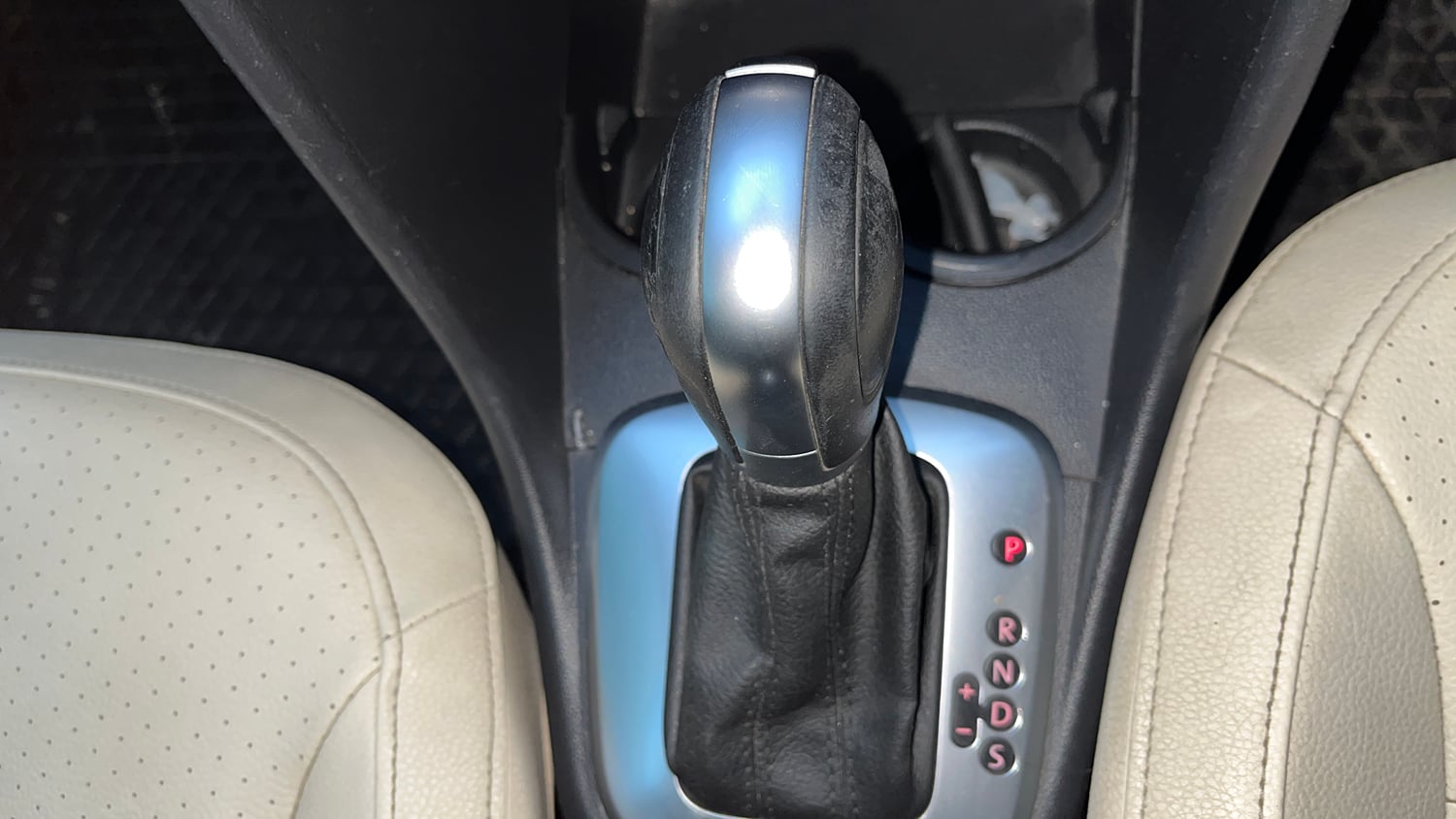 Used 2023 Volkswagen Vento Highline Plus 1.0L TSI Automatic Petrol Automatic interior GEAR  KNOB VIEW