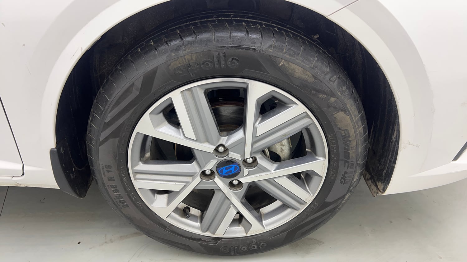 Used 2024 Hyundai Verna SX 1.5 Petrol MT Petrol Manual tyres RIGHT FRONT TYRE RIM VIEW