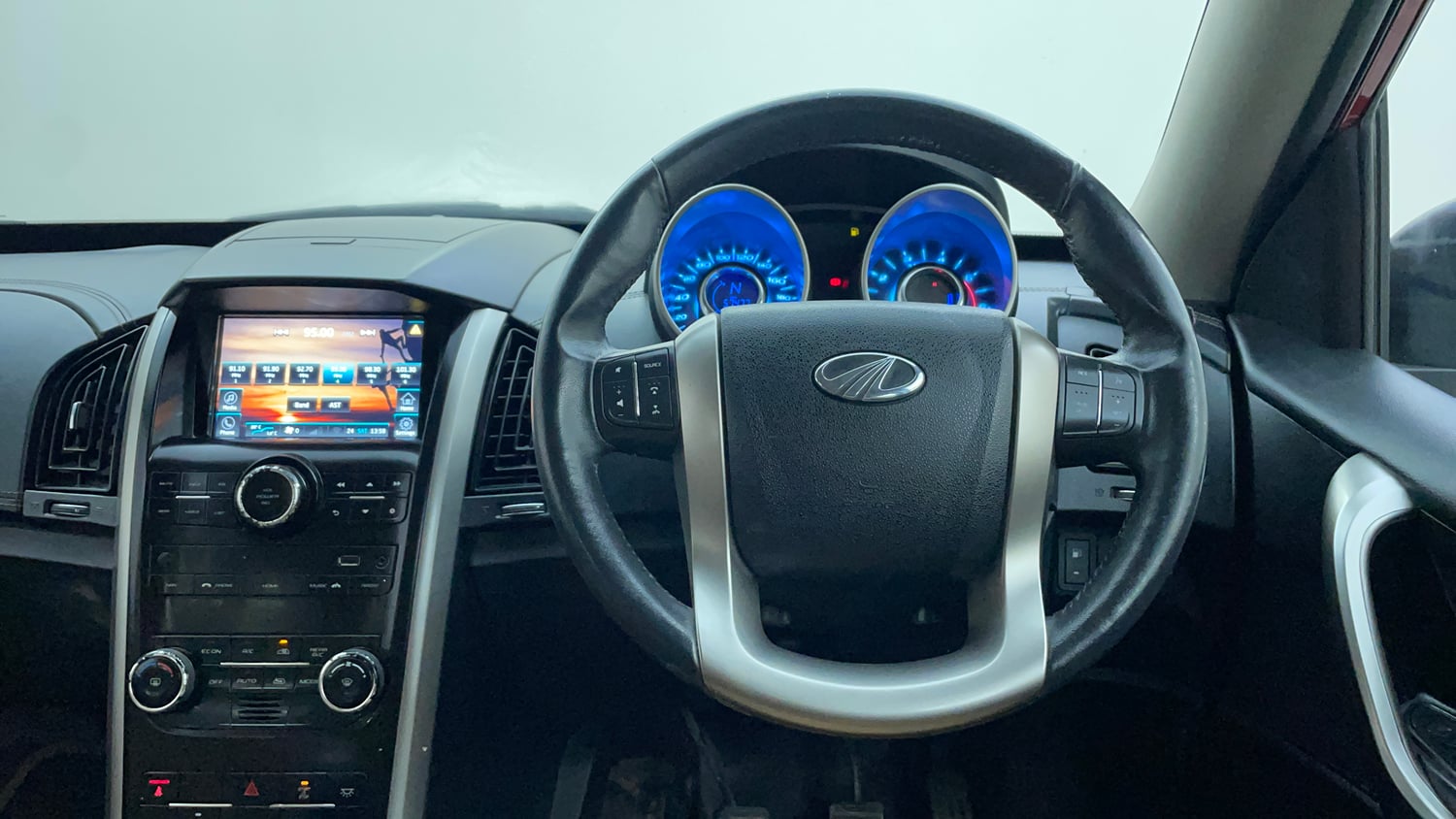 Used 2018 Mahindra XUV500 W11 Diesel Manual interior STEERING VIEW