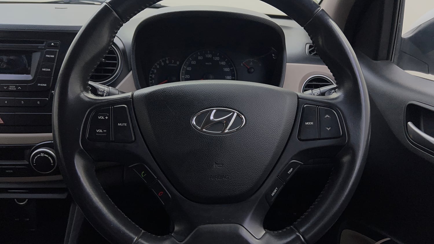 Used 2015 Hyundai Xcent SX 1.2 (O) Petrol Manual top_features Airbags