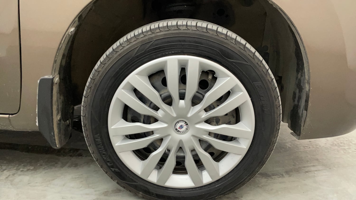 Used 2015 Maruti Suzuki Wagon R VXI Petrol Manual tyres RIGHT FRONT TYRE RIM VIEW