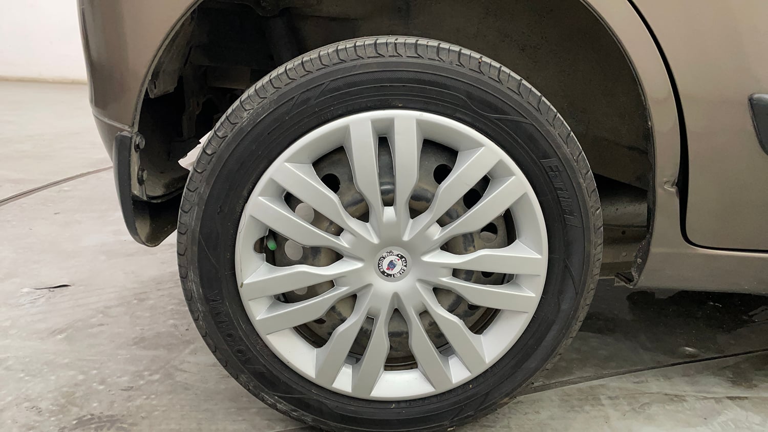 Used 2015 Maruti Suzuki Wagon R VXI Petrol Manual tyres RIGHT REAR TYRE RIM VIEW