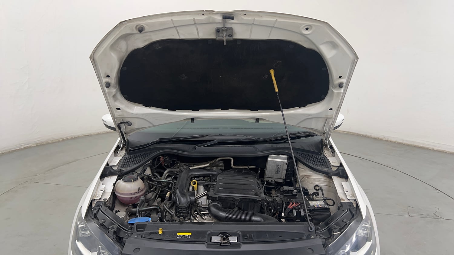 Used 2022 Volkswagen Vento Highline Plus 1.0L TSI Automatic Petrol Automatic engine ENGINE & BONNET OPEN FRONT VIEW