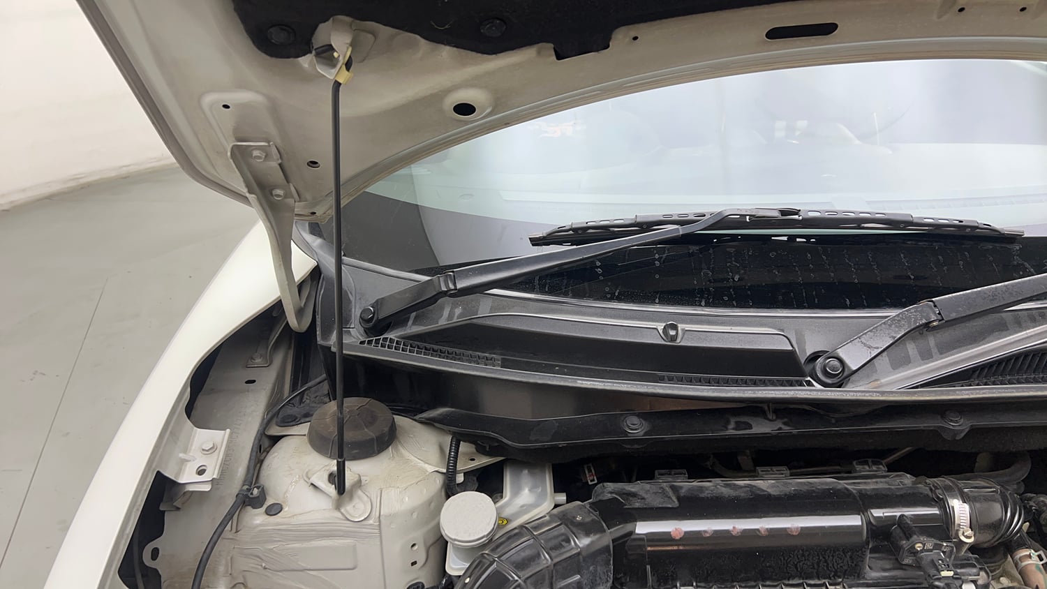 Used 2021 Maruti Suzuki Swift VXi Petrol Manual engine ENGINE RIGHT SIDE HINGE & APRON VIEW