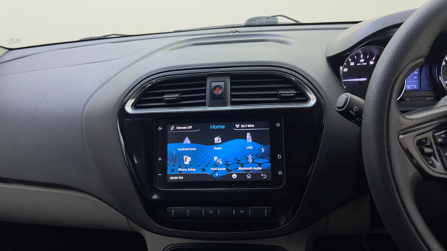 Used 2019 Tata Tiago Revotron XZ Plus Dual Tone Petrol Manual top_features Touch screen infotainment system