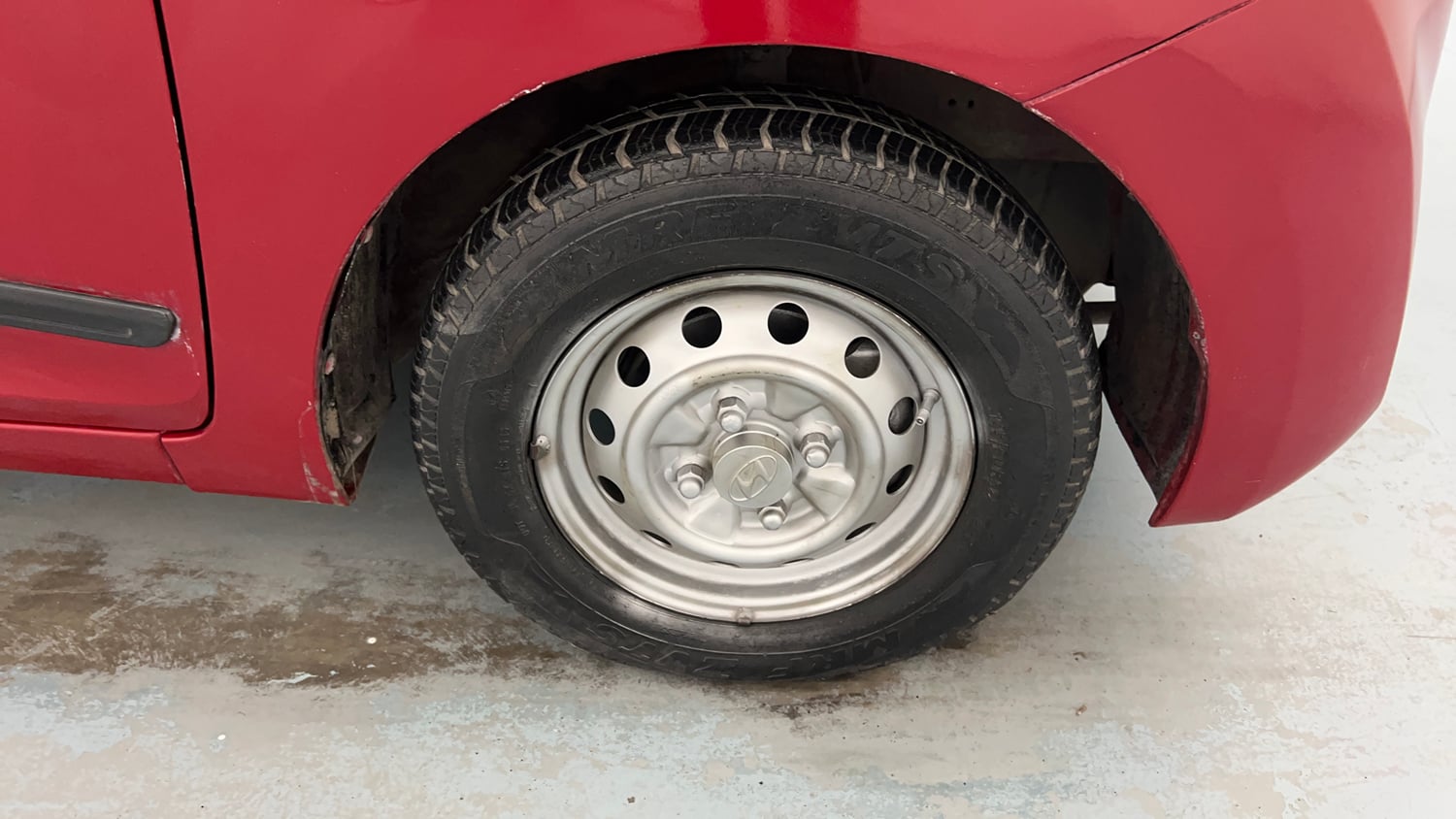 Used 2015 Hyundai Eon Era + Petrol Manual tyres RIGHT FRONT TYRE RIM VIEW