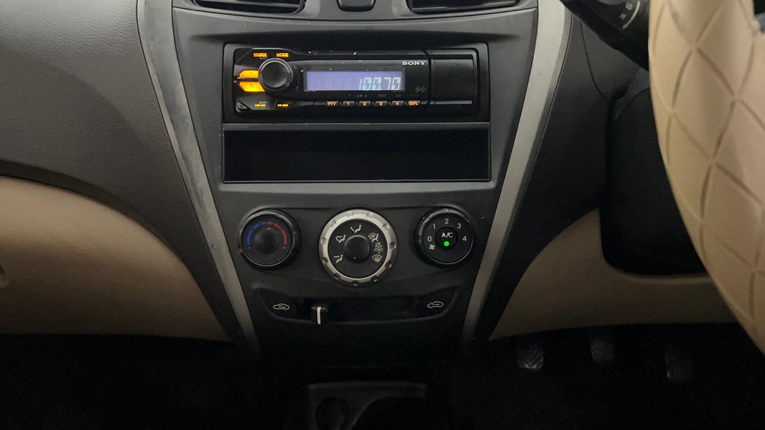 Used 2015 Hyundai Eon Era + Petrol Manual interior MUSIC SYSTEM & AC CONTROL VIEW