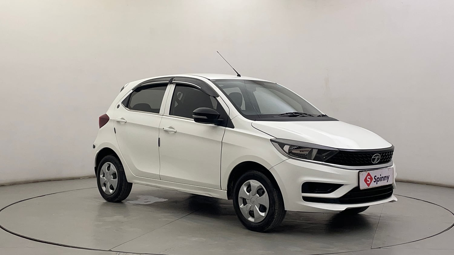 Used 2023 Tata Tiago XT (O) Petrol Manual exterior RIGHT FRONT CORNER VIEW